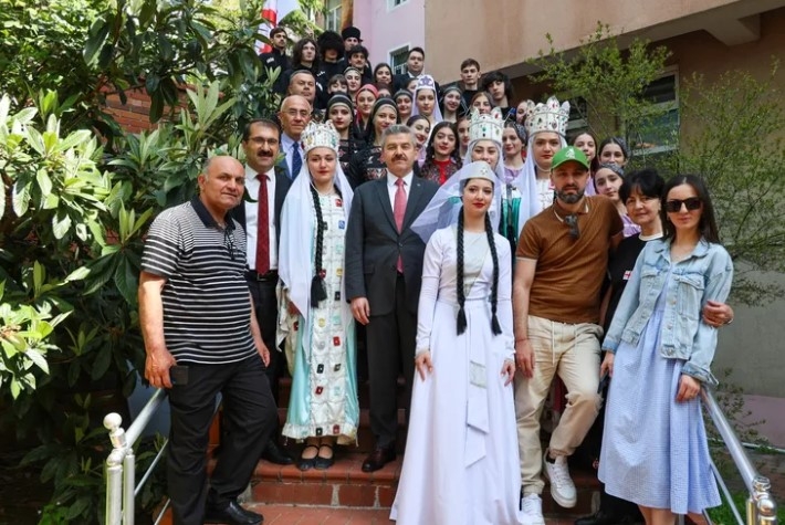 Artvin Valisi Ergün, Gürcistanlı Çocuklarla 23 Nisan Coşkusunu Paylaştı

