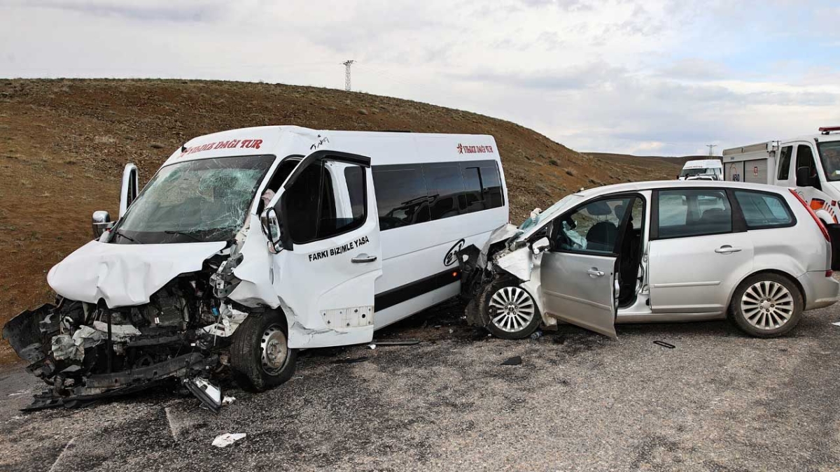 Sivas'ta kamu personelini taşıyan minibüs kazaya karıştı, 1 kişi öldü 2'si ağır 17 yaralı