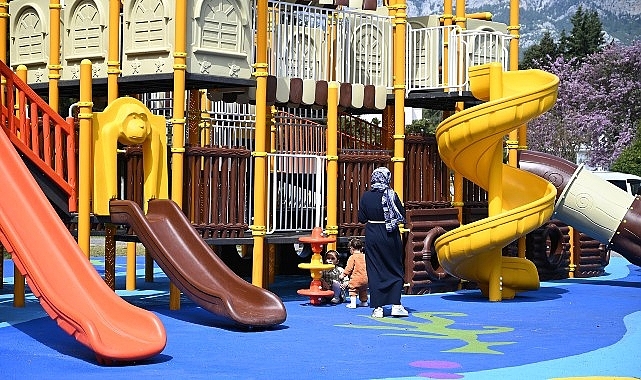 Kemer’de parklar yenileniyor 