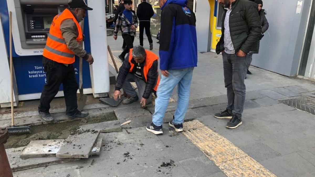 Kars'ta bozulan kaldırımlar belediye ekiplerince onarıldı