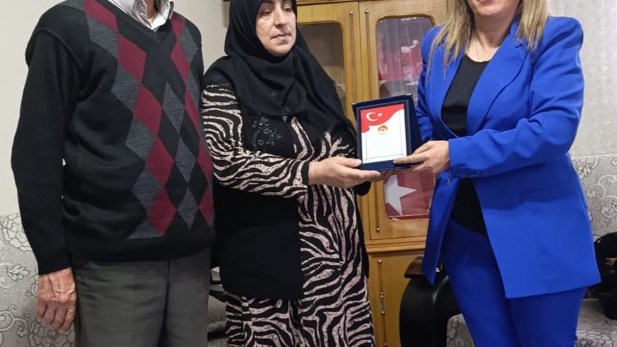 Erzurum'da vatan için evladını feda eden Lütfiye Tokyürek yılın annesi seçildi