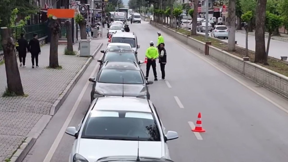 Burdur’da geniş çaplı trafik uygulamasında 25 araca ceza geldi 15 araç trafikten men edildi