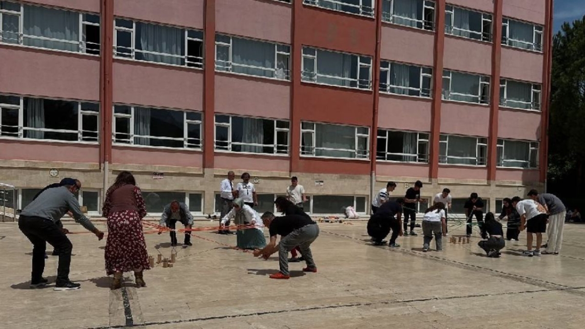 Bucak Mehmet Cadıl Anadolu Lisesi’nde Geleneksel Kavurma Şenliği coşkusu