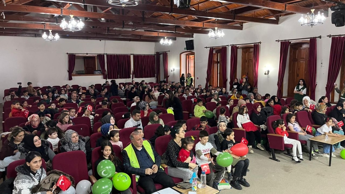 Kars Yeşilay'ın çocuk şenliği, renkli görüntülere sahne oldu