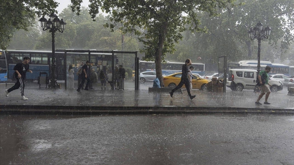 Ankara’da sağanak yağış hayatı felç etti: Meteoroloji 15 ili uyardı