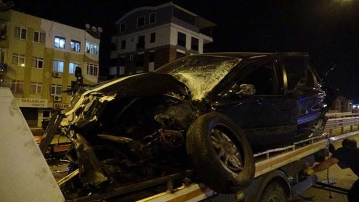 Antalya'da takla atan araçtan savrulan 19 yaşındaki sürücü can verdi, 3 yaralı