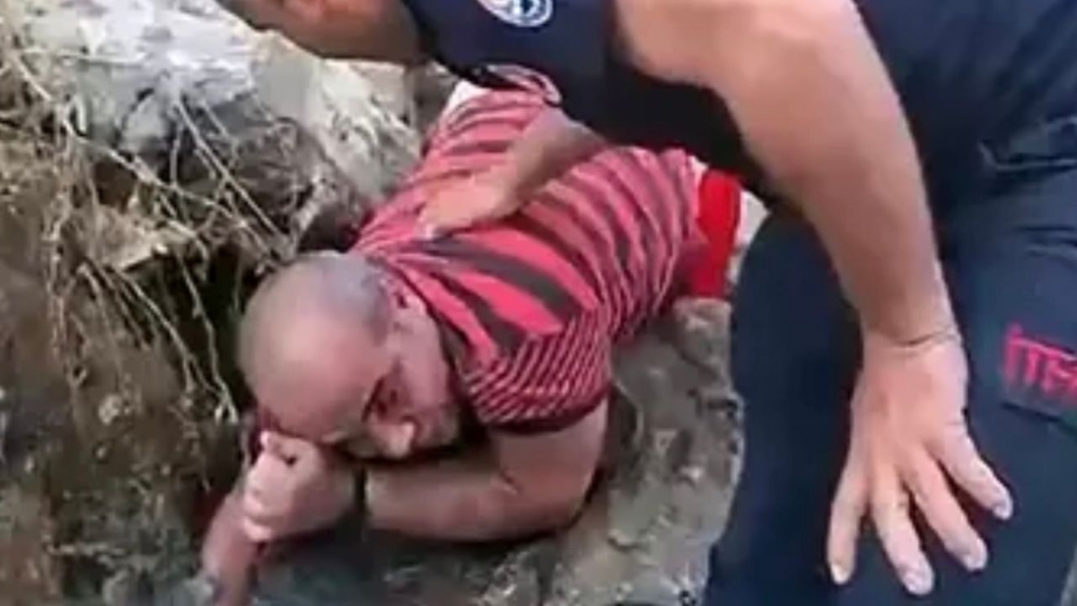Kolu sıkışan vatandaş itfaiye ekiplerince kurtarıldı
