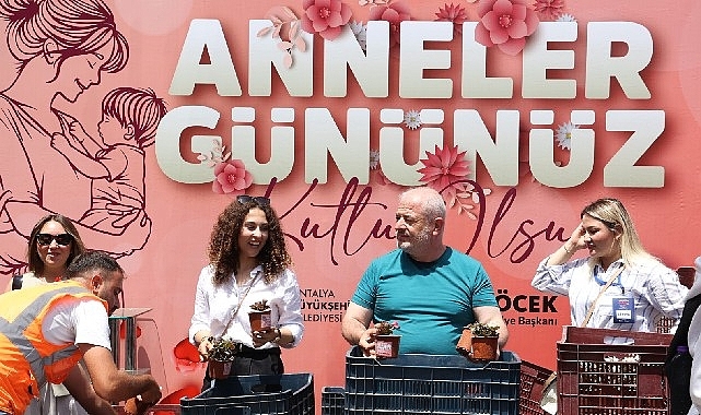 Büyükşehir'den 'Annelere' 25 bin çiçek