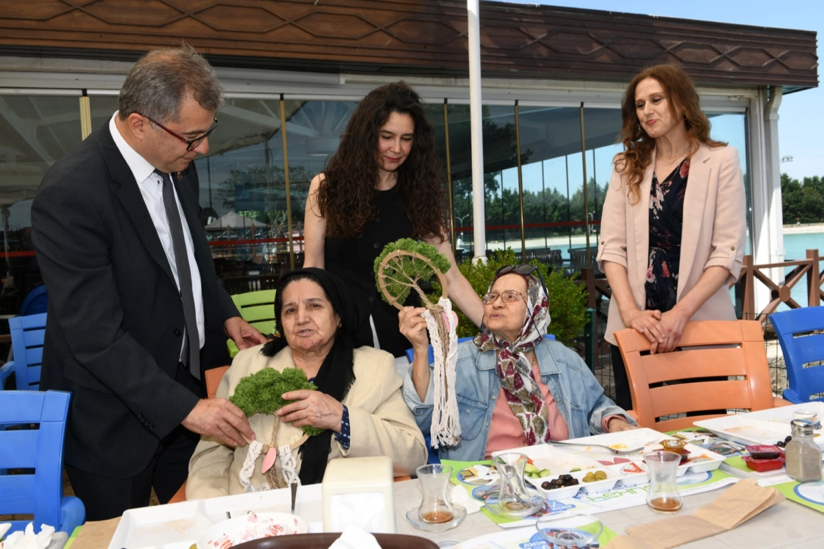 Bursa Osmangazi'de alzheimer hastaları için Anneler Günü kutlaması