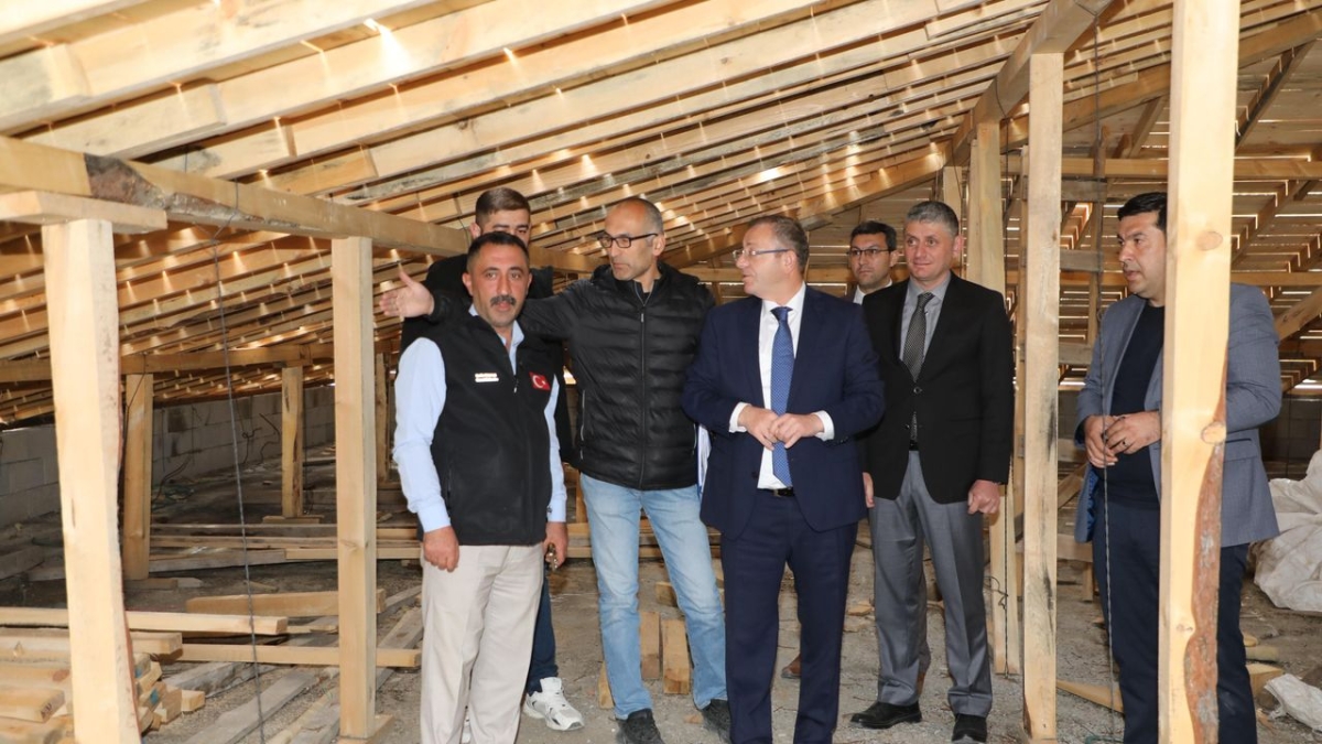 Vali Polat, İl Halk Kütüphanesi çalışmalarında incelemelerde bulundu