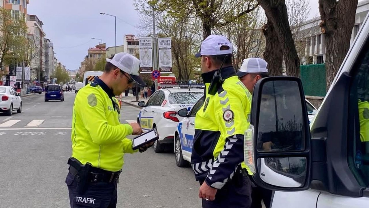 Kars trafik ekiplerinden güvenli taşımacılık için denetim
