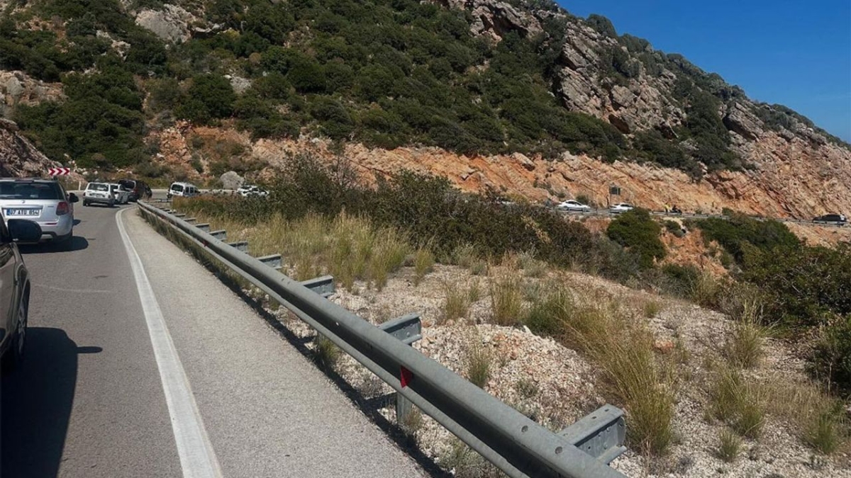 Kalkan-Kaş yolu yaşanan kaza sonrası geçici süreliğine kapandı