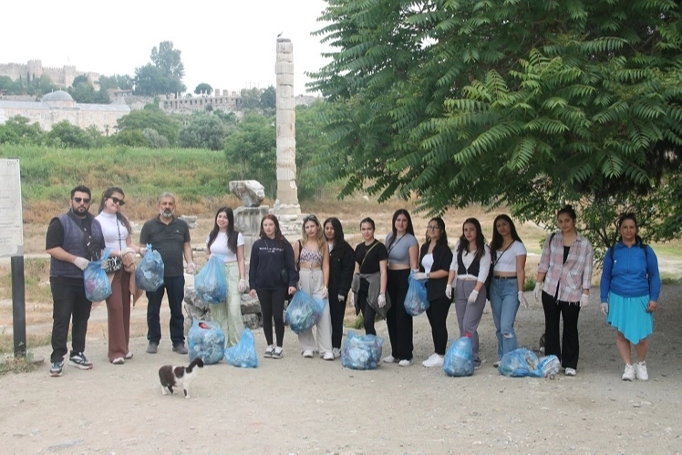 İzmir Efes MYO'dan kültürel miras alanında temizlik