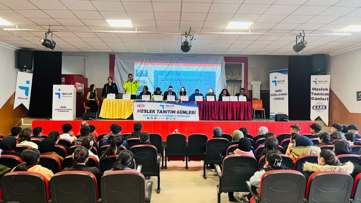 Kağızman'da son sınıf öğrencilerine “Meslek Tanıtım Günü” etkinliği yapıldı