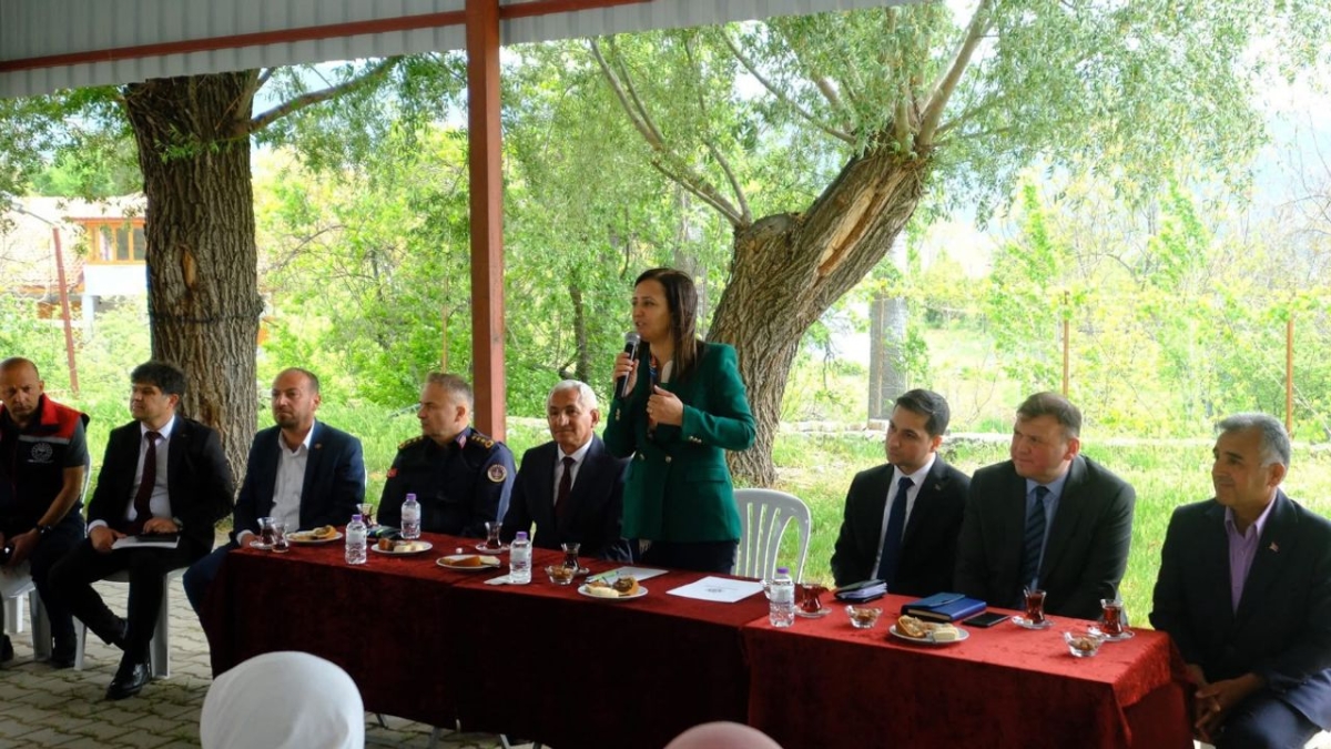 Vali Bilgihan'dan Altınyayla'ya yatırım ve vefa ziyareti