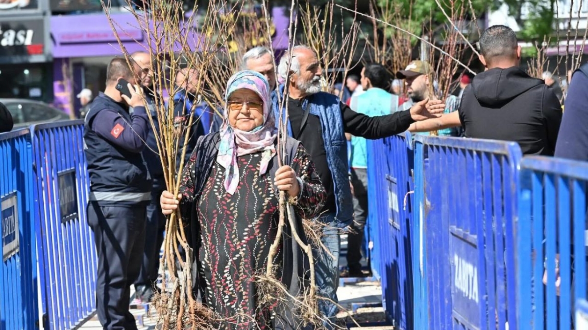 Isparta'da 15 bin adet meyve fidanı dağıtıldı