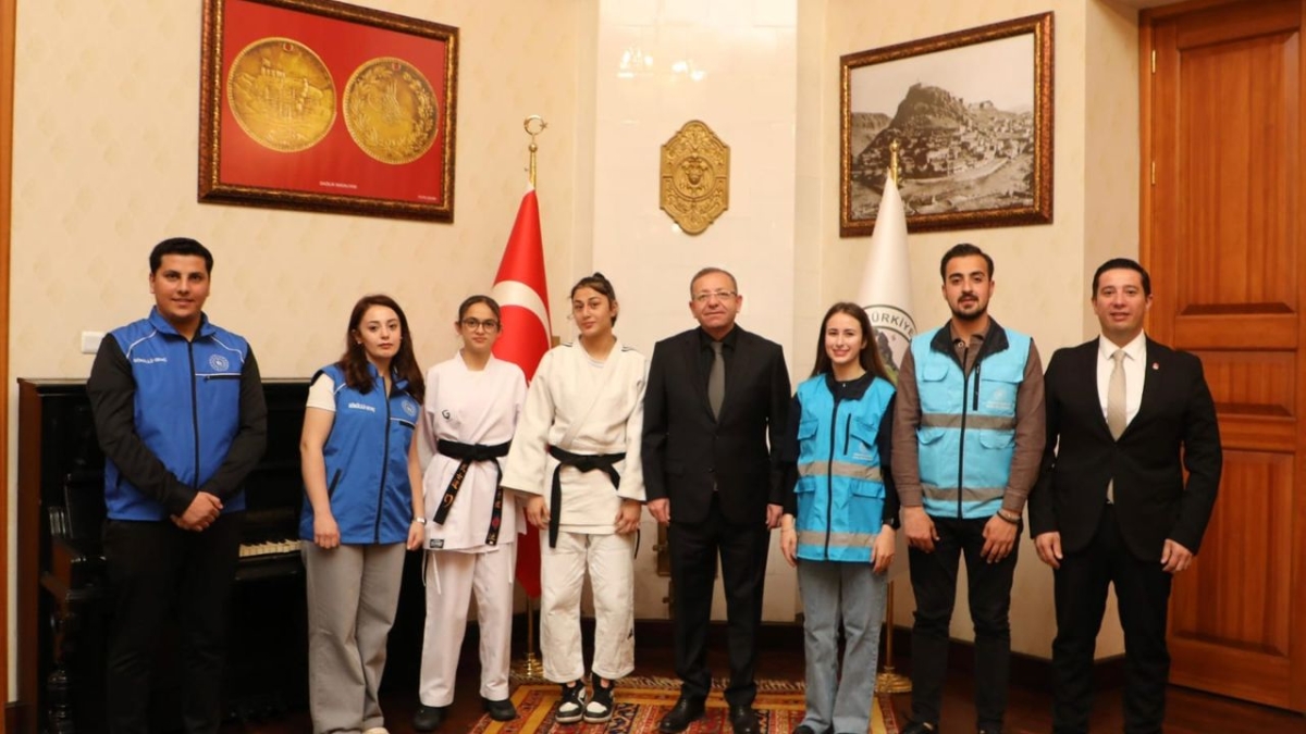 Gençlik Haftası kapsamında gençlerden Vali Polat'a ziyaret