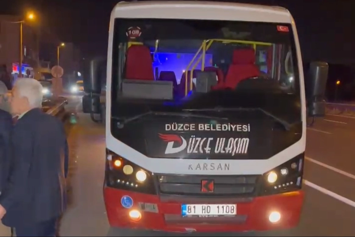 Düzce'de şehiriçi yolcu minibüsü yayaya  çarptı