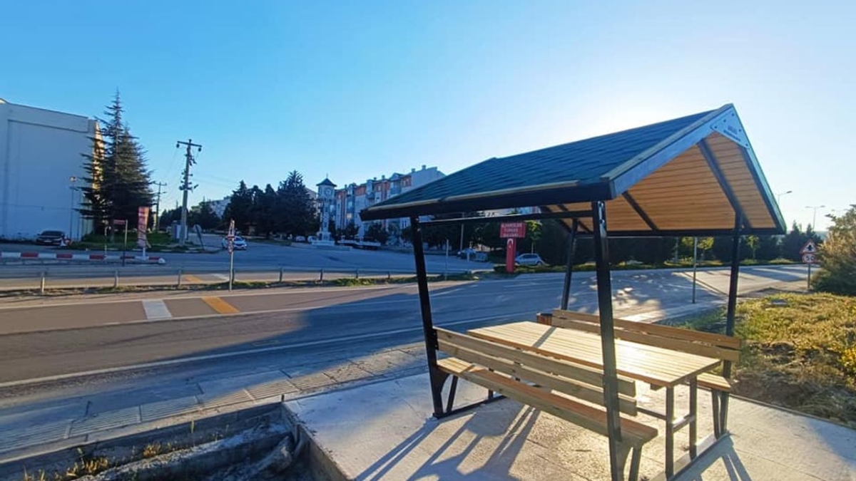 Ayvaşık mahalle muhtarı, yolculara bekleme bankları koydurdu