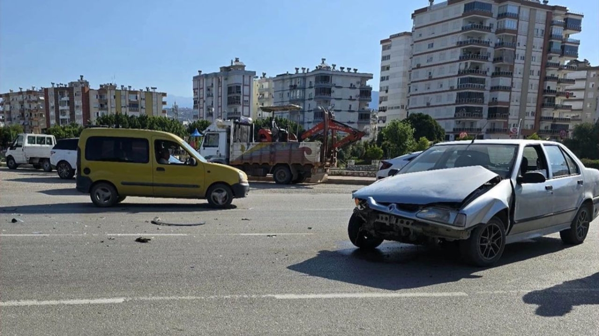Antalya Kumluca'da trafik kazası: 2 yaralı