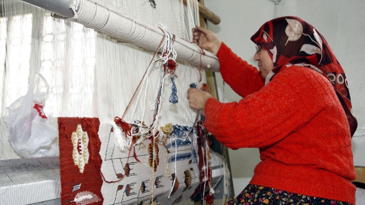 Beypazarı Halk Eğitim Merkezi'nde yüzde yüz kök boyalı kilimler dokunuyor