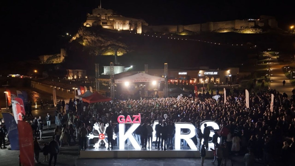 Kars Bedesteni’nde Hasan Koçak, Gençlik Konseri'nde sahne aldı