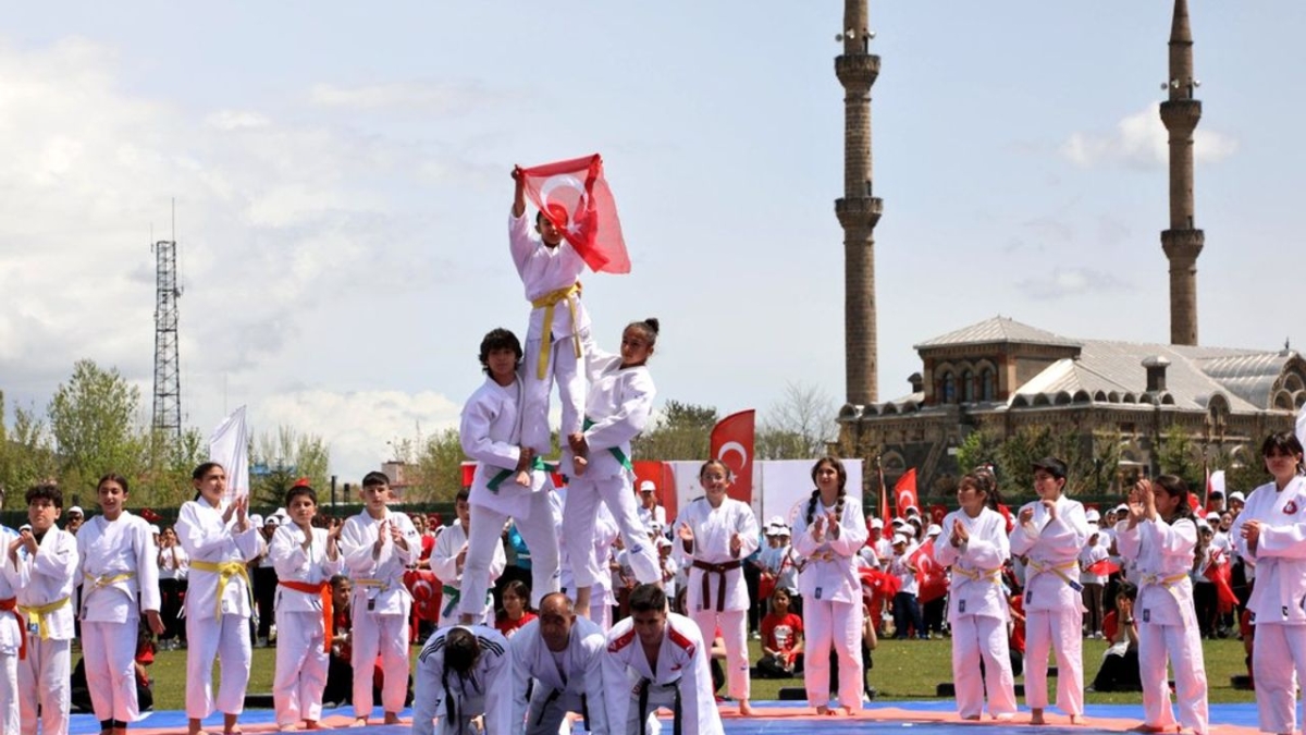 Kars'ta 19 Mayıs Gençlik ve Spor Bayramı coşkuyla kutlandı