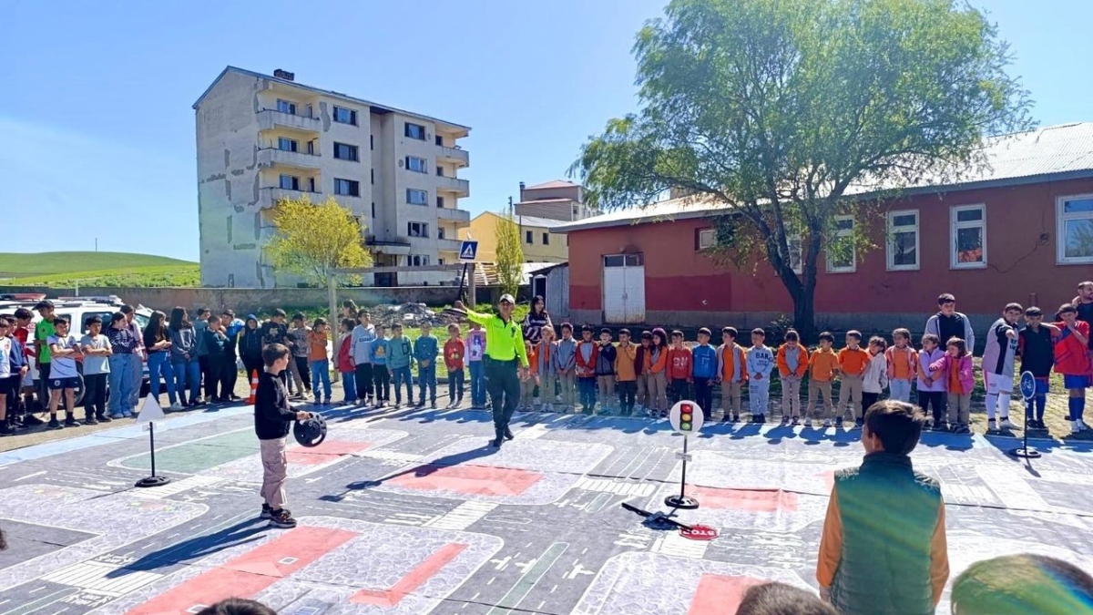 Kars'ın Akyaka ilçesinde öğrencilere 
