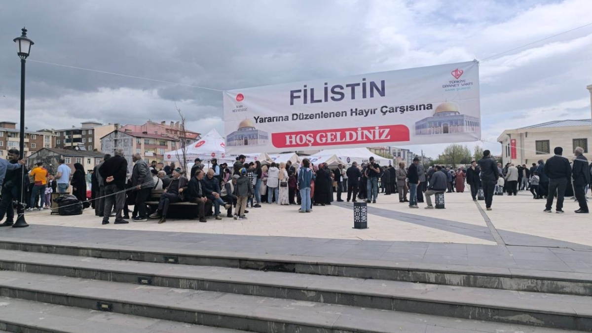 Kars’ta Filistin ve Gazze yararına Hayır Çarşısı kuruldu