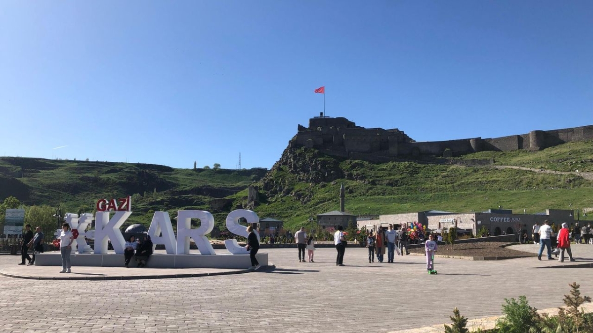 Kars Kalesi'ne ziyaretçi akını: Hem yerli hem yabancı turistlerin ilgisi yoğun