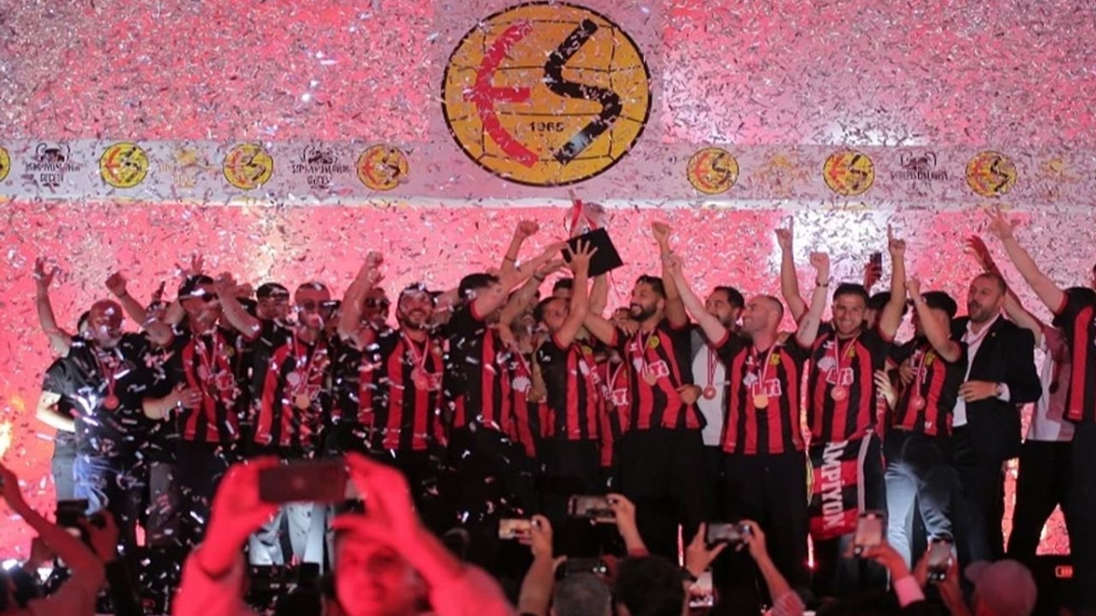 Eskişehirspor şampiyonluğunu sahada kutladı