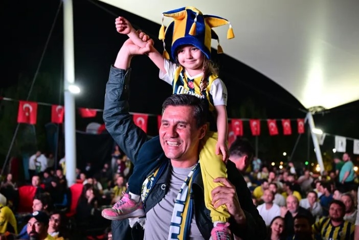 Manisalılar, Başkan Zeyrek Eşliğinde Finali Takip Etti