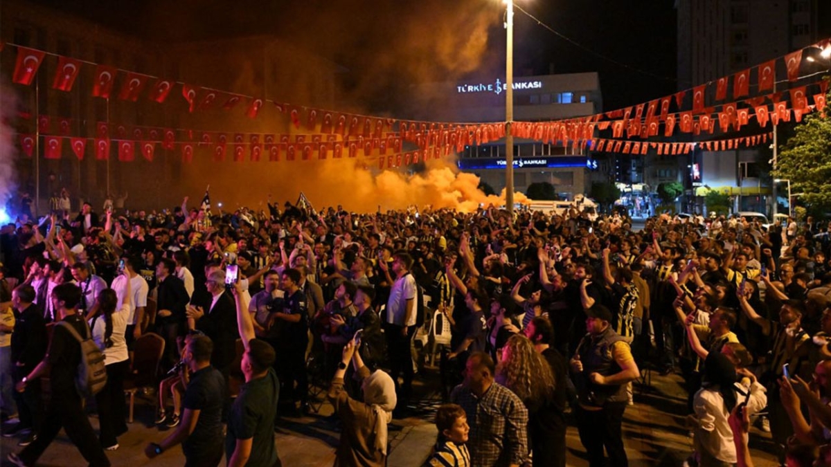 Isparta Belediyesi şampiyonluk maçı için dev ekran kurdu