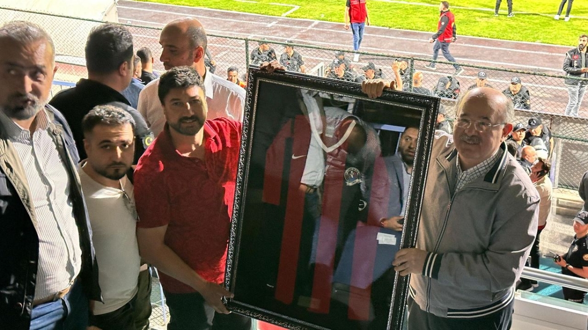 İş insanı Ukay'dan Eski Millî Eğitim Bakan Hüseyin Çelik'e Vanspor forması
