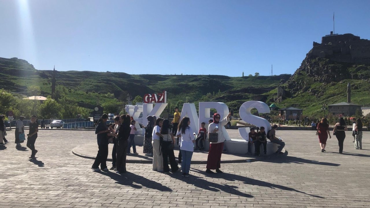 Kars'ta hafta sonu güneşli hava vatandaşları parklara ve mesire yerlerine yönlendirdi
