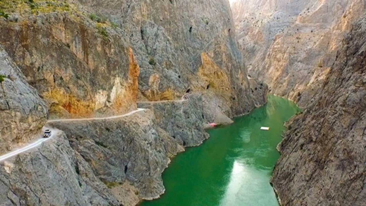 Etrafı dağlık ortası bağlık 
