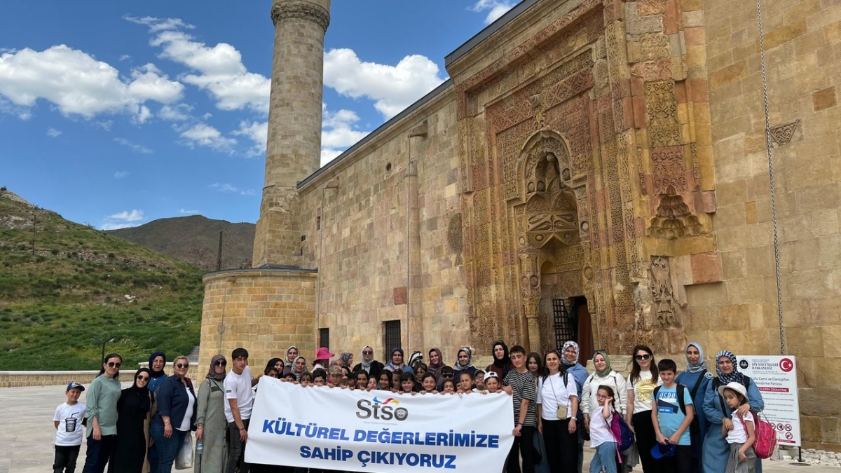 Çocuklar eserleri hayranlıkla inceledi