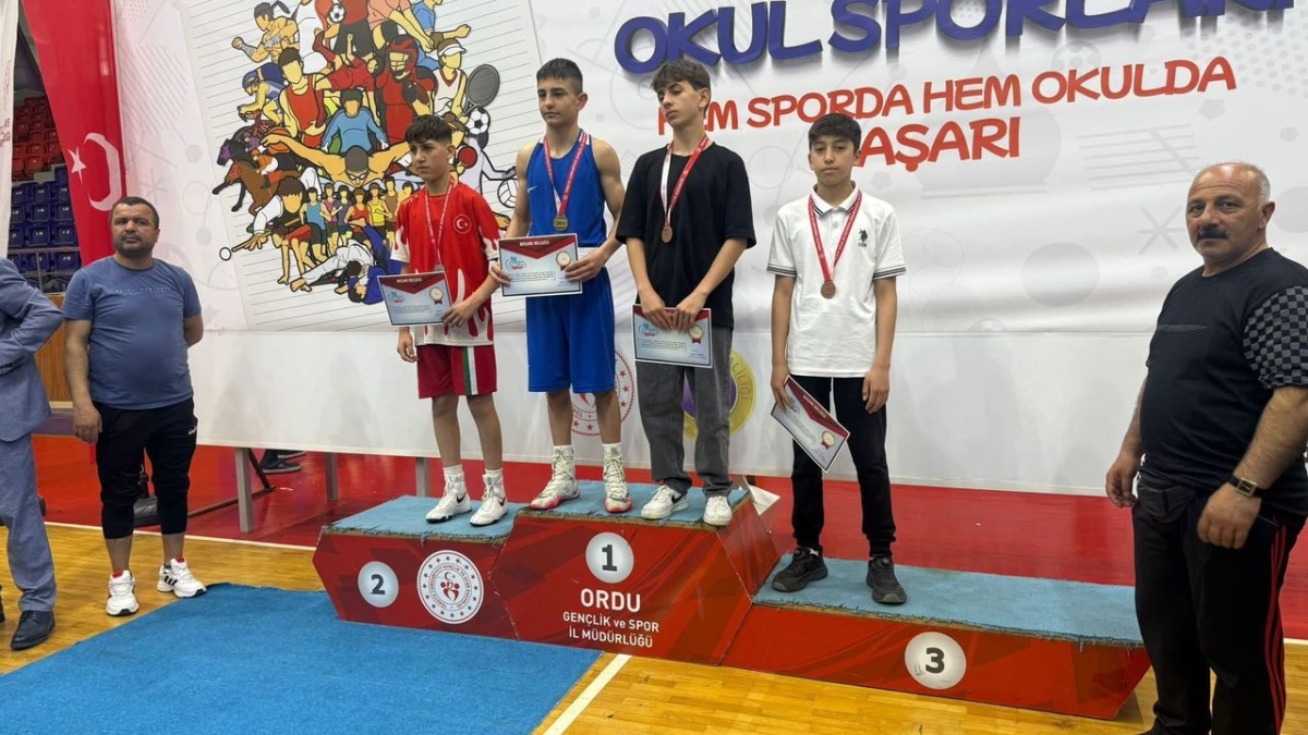 Karslı boks sporcuları Ordu'da Türkiye üçüncüsü oldu