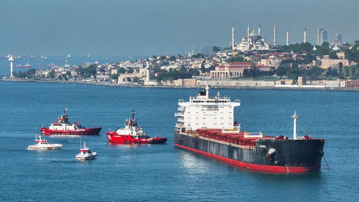 İstanbul Boğazı’nda gemi trafiği çift yönlü askıya alındı