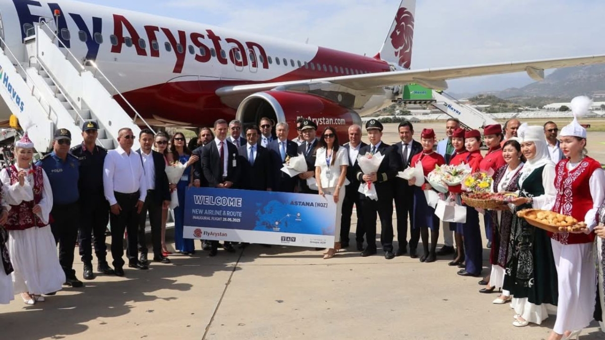 Fly Arystan’dan Gazipaşa’ya ilk uçuş! Çiçeklerle karşılandılar