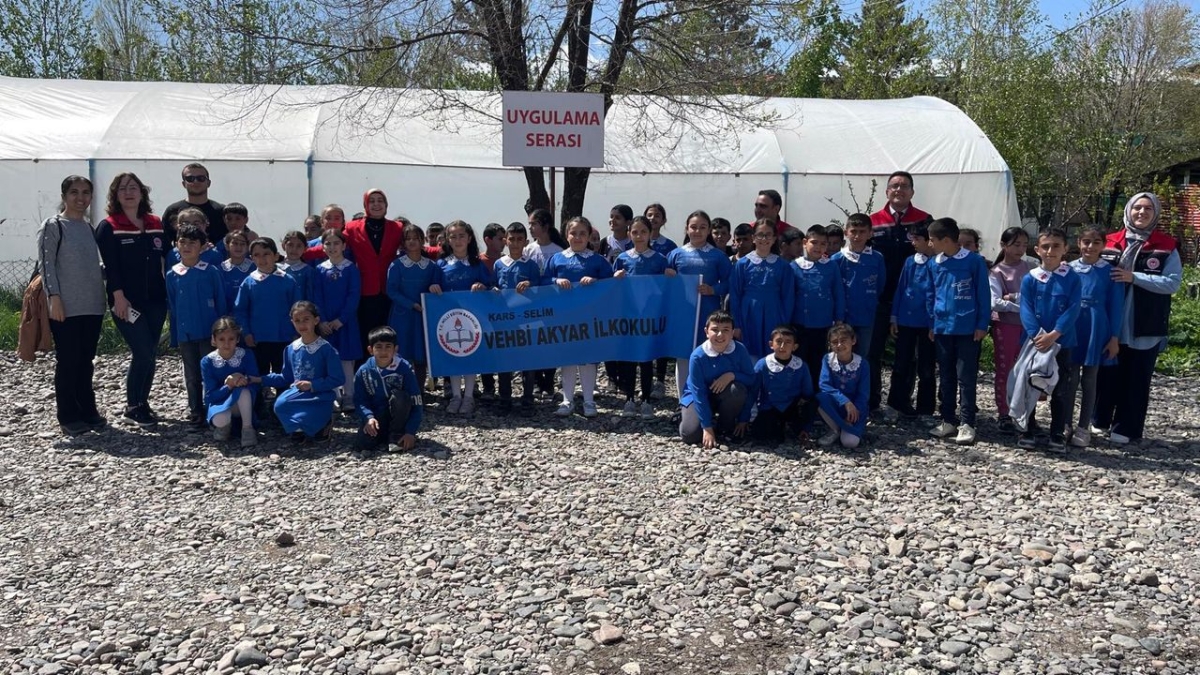 Minik eller toprakla buluştu: Selim’de fide dikimi etkinliği