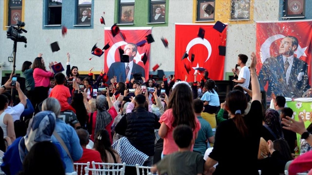 Gelibolu 26 Kasım İlkokulunda mezuniyet coşkusu