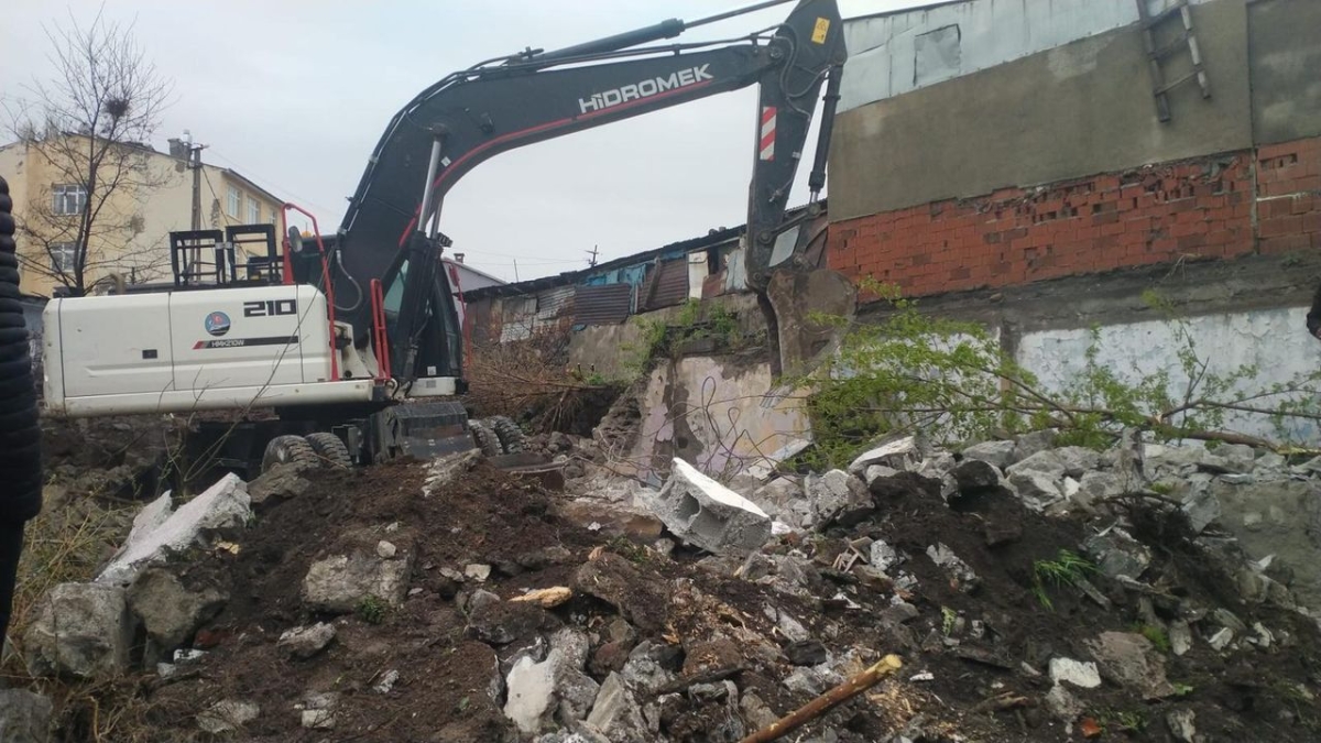 Kars'ta metruk yapı yıkım çalışmaları devam ediyor
