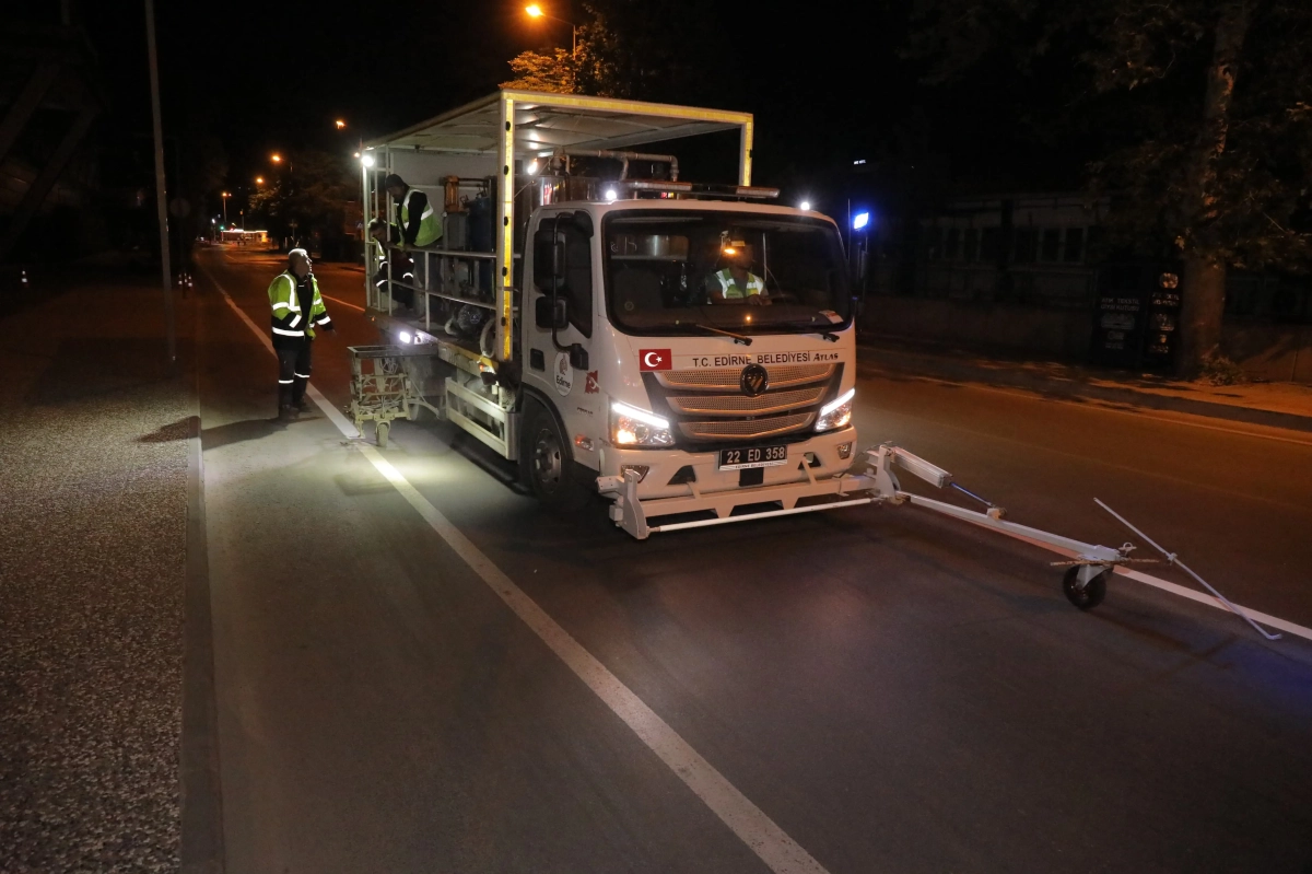 Trafikte Güvenlik İçin Yol Çizgileri Yenileniyor