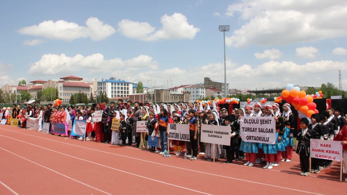 Kars’ta “Anadolu’nun Ritmi” Halk Oyunları Şenliği Coşkusu