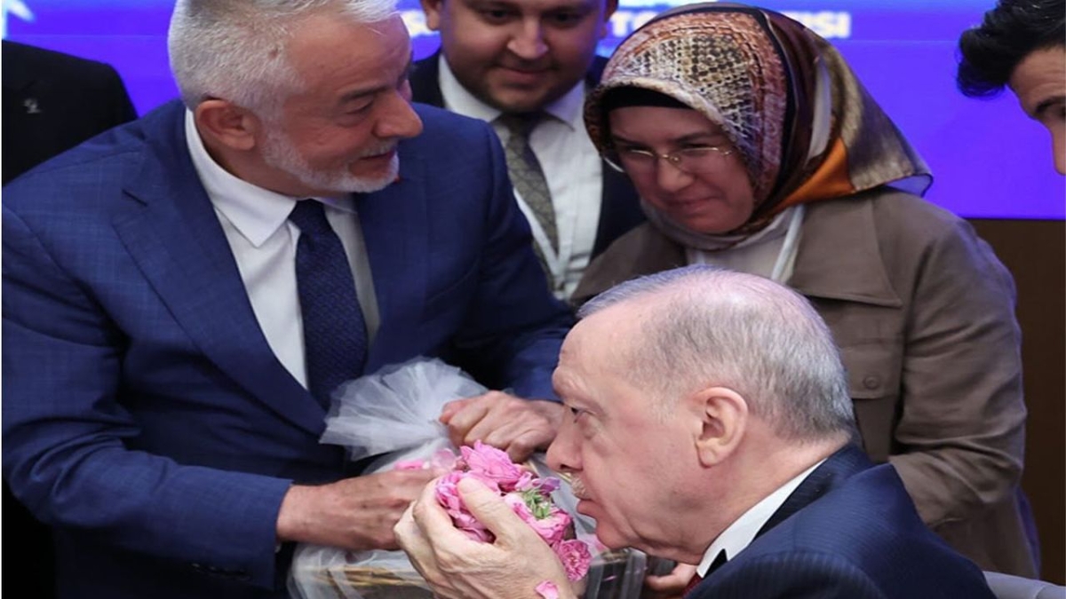 Başkan Başdeğirmen’den Cumhurbaşkanı Erdoğan’a gül takdimi