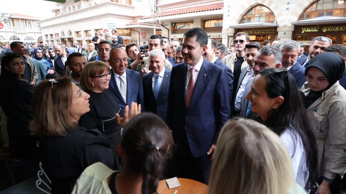 Bakan Kurum Konya Türbeönü'nde kucaklaştı