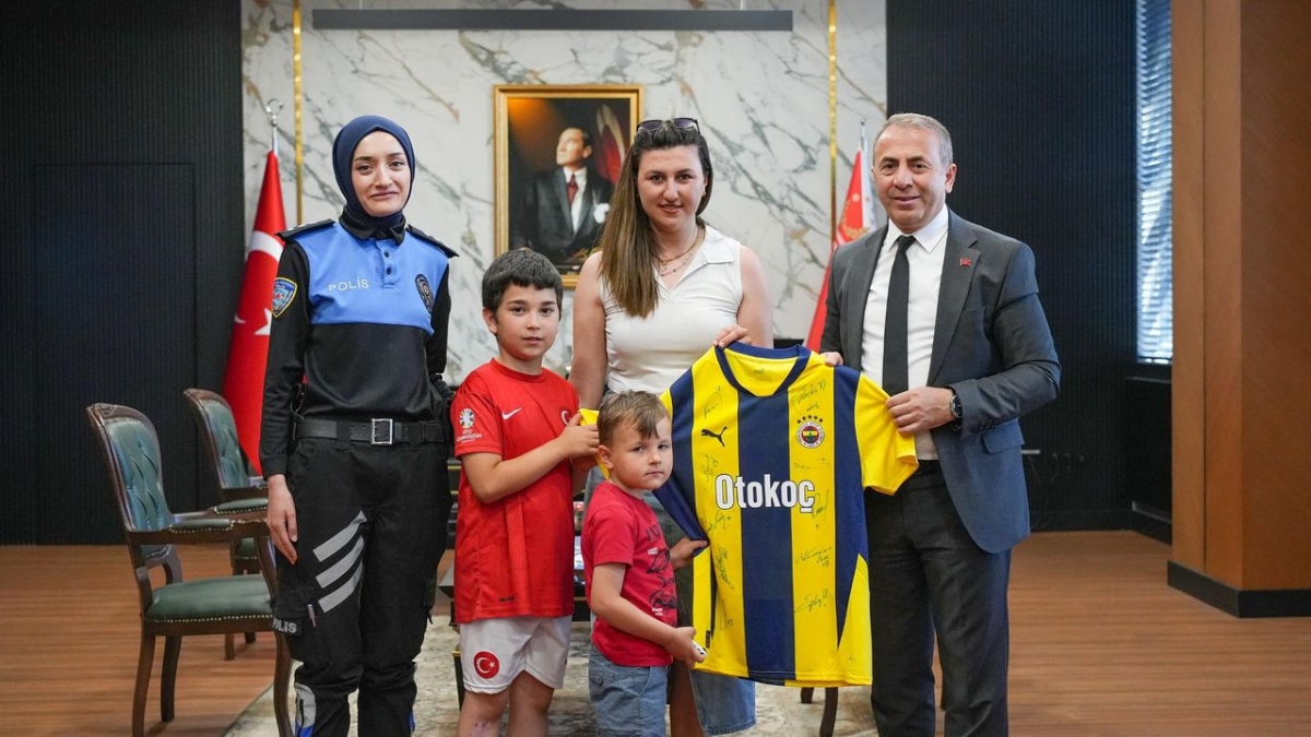 Emniyet Müdürü'nden şehit oğluna imzalı Fenerbahçe forması sürprizi