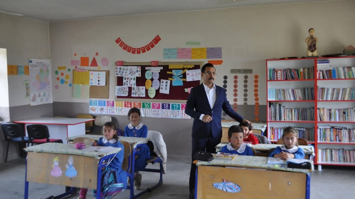 Akyaka Kaymakamı İsmail Demirtaş, Hacıpiri Köyü İlkokulunu ziyaret etti