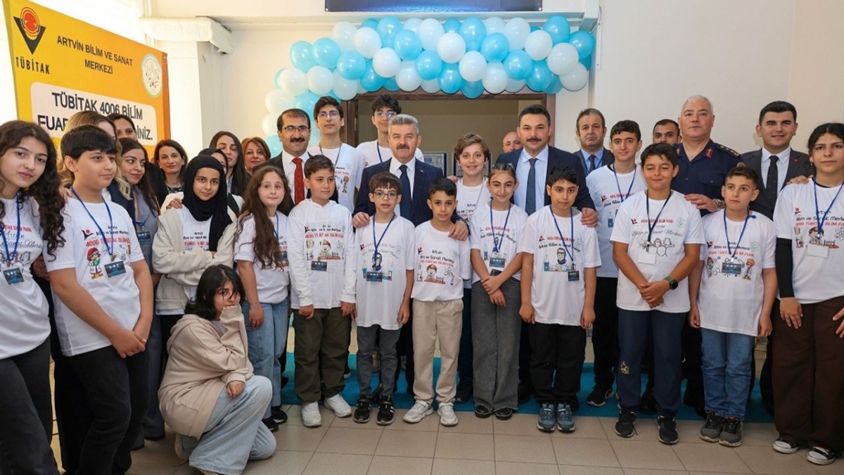 Artvin'de TÜBİTAK 4006 Bilim Fuarı açıldı